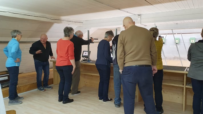 Frauenturnverein beim 10m Schiessen